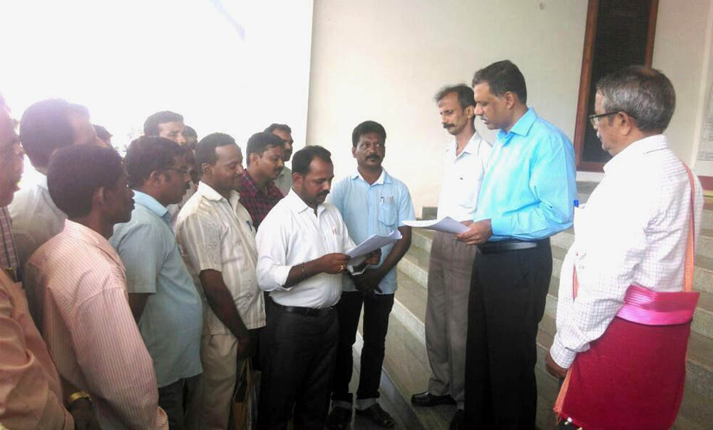 ಗ್ರಾಪಂ ನೌಕರರ ಸಮಸ್ಯೆ ಪರಿಹರಿಸುವಂತೆ ಆಗ್ರಹಿಸಿ ಧರಣಿ